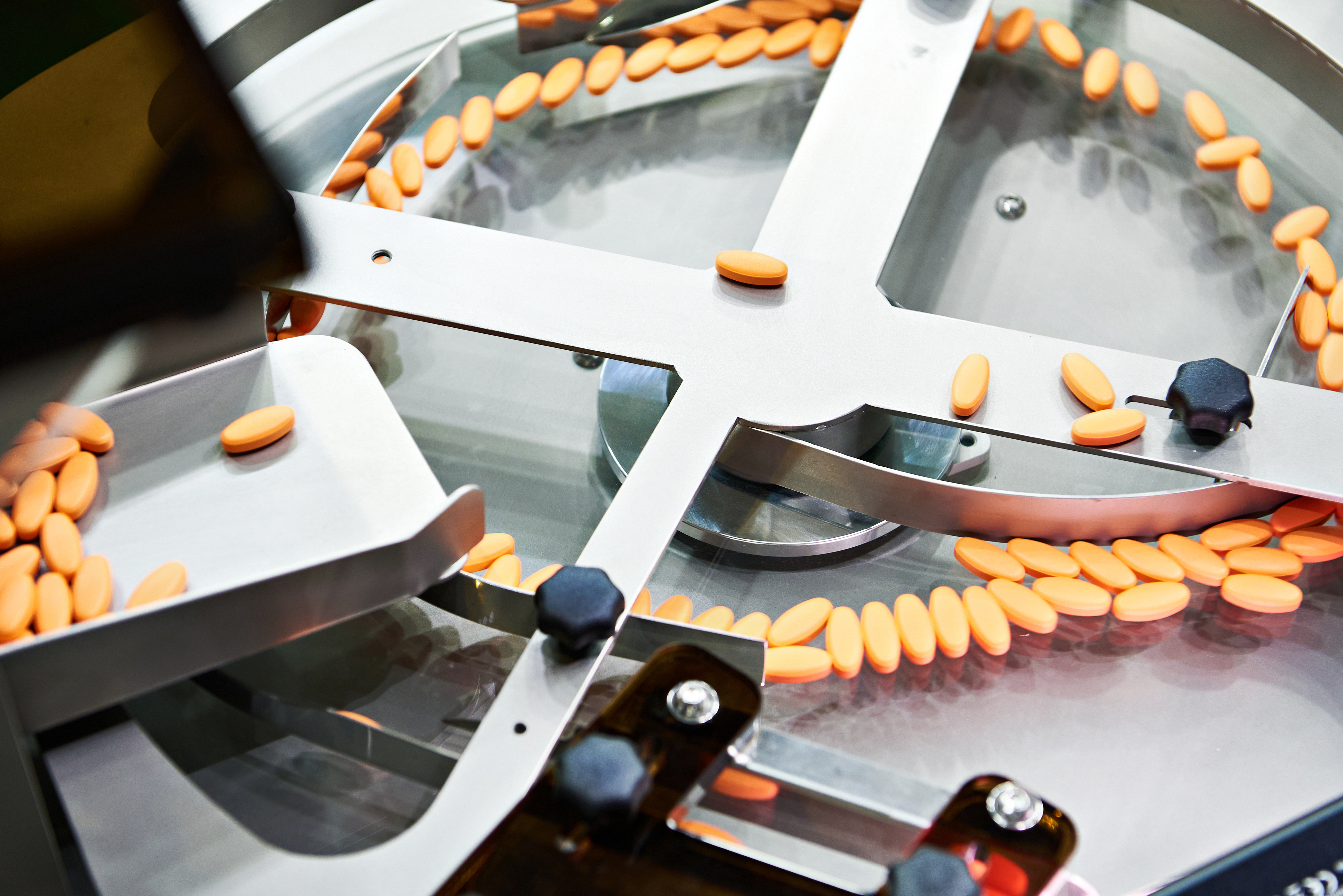 Pills packing conveyor machine to save time and quickly identify counting errors